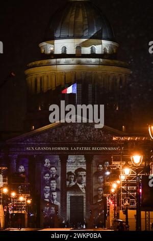 Cette photographie montre des images projetées lors de la cérémonie d'intronisation de Missak Manouchian et de ses camarades de résistance au Panthéon à Paris, France, le 21 février 2024. Lors d'une cérémonie solennelle dans le majestueux bâtiment du Panthéon mercredi, le président français a rendu hommage à la mémoire de Missak Manouchian et son épouse, Melinee, également résistante, ont été inhumés dans le mausolée abritant les héros nationaux de la France. Les noms de 23 des autres résistants de Manouchian, dont la plupart ont été abattus avec lui le 21 février 1944, seront gravés dans la voûte où le couple a été enterré Banque D'Images