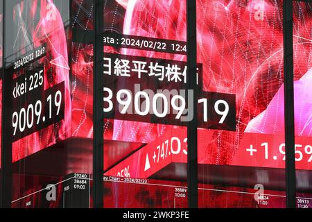 Une photo montre la moyenne de part de Nikkei du Japon affichée sur une pancarte à Tokyo, au Japon, le 22 février 2024. La moyenne des actions Nikkei a dépassé les 39 000 jeudi pour la première fois, battant le précédent record de tous les temps enregistré en 1989. Crédit : Yohei Osada/AFLO/Alamy Live News Banque D'Images