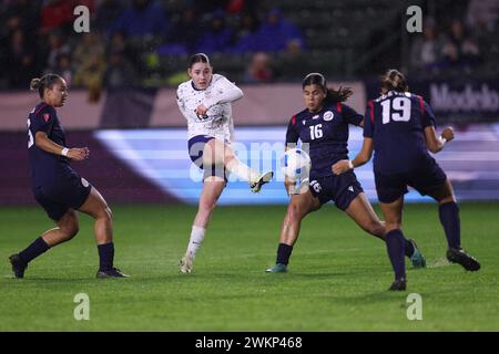 Carson, Californie, États-Unis. 20 février 2024. La milieu de terrain américaine OLIVIA MOULTRIE (13 ans) prend un tir lors de la première moitié d'un match de phase de groupes de la CONCACAF W Gold Cup entre les États-Unis et la République dominicaine au Dignity Health Sports Park à Carson, en Californie. (Crédit image : © Brenton Tse/ZUMA Press Wire) USAGE ÉDITORIAL SEULEMENT! Non destiné à UN USAGE commercial ! Banque D'Images