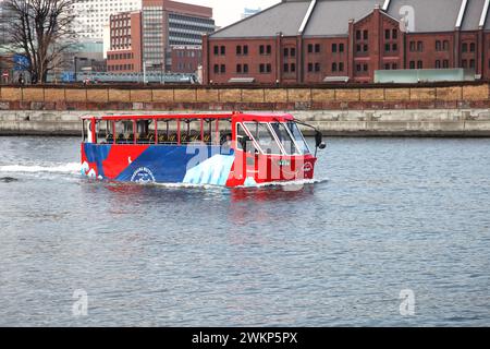 Le Yokohama Sky Duck véhicule amphibie de tourisme et bus touristique dans la baie de Yokohama, au Japon. Banque D'Images