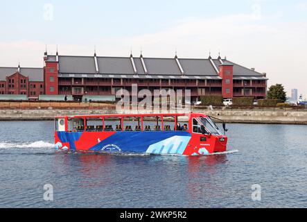 Le Yokohama Sky Duck véhicule amphibie de tourisme et bus touristique dans la baie de Yokohama, au Japon. Banque D'Images