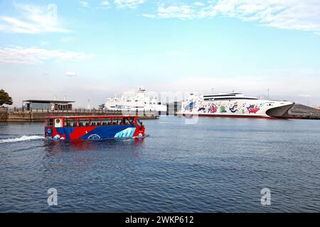 Le Yokohama Sky Duck véhicule amphibie de tourisme et bus touristique dans la baie de Yokohama, au Japon. Banque D'Images