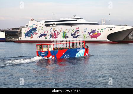 Le Yokohama Sky Duck véhicule amphibie de tourisme et bus touristique dans la baie de Yokohama, au Japon. Banque D'Images