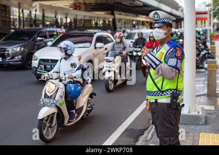 Jakarta, Indonésie - 22 février 2024 : policier vu dans les rues de Jakarta, Indonésie Banque D'Images