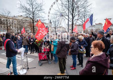 Le Parti communiste de Rhône a rendu hommage à Missak et Mélinée Manouchian devant le gardien de pierre à Lyon. Banque D'Images