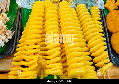 Pomme de terre tornade frite à composition horizontale Banque D'Images