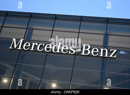 Stuttgart, Allemagne. 22 février 2024. Un lettrage du constructeur automobile Mercedes-Benz légèrement sur la façade d'un immeuble de bureaux. Crédit : Bernd Weißbrod/dpa/Alamy Live News Banque D'Images