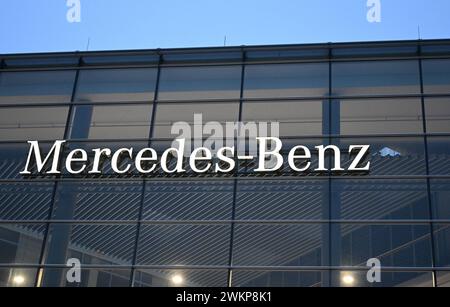 Stuttgart, Allemagne. 22 février 2024. Un lettrage du constructeur automobile Mercedes-Benz sur la façade d'un immeuble de bureaux. Crédit : Bernd Weißbrod/dpa/Alamy Live News Banque D'Images