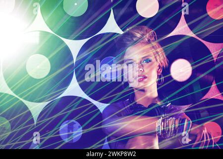 Femme, dj et portrait dans la boîte de nuit avec des lumières à la fête rave, assis et mur de disques pour l'événement musical. Productrice féminine, écouteurs et néon Banque D'Images