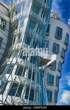 « Dancing House » (alias « Fred and Ginger », bâtiment nationale-Nederlanden) par les architectes Frank Gehry et Vlado Milunic, Prague, République tchèque, Europe Banque D'Images