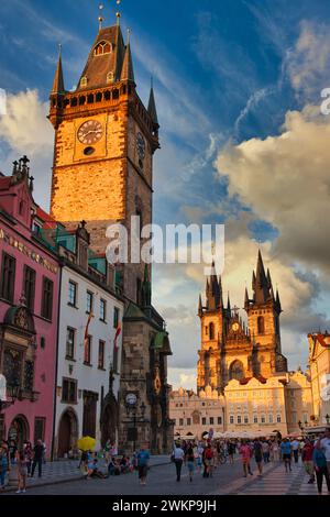 Ancien hôtel de ville et église Tyn, Staromestske Namesti (place de la vieille ville), Prague, République tchèque, Europe Banque D'Images