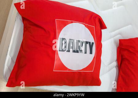 Bordeaux , France - 02 19 2024 : logo Darty et signe textuel sur couleurs de coussin rouge dans le magasin français de vente de matelas Banque D'Images