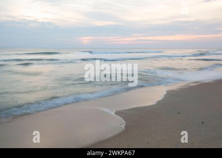 Une vue panoramique au lever du soleil sur une plage sur les Outer Banks à Nags Head, Caroline du Nord. Banque D'Images