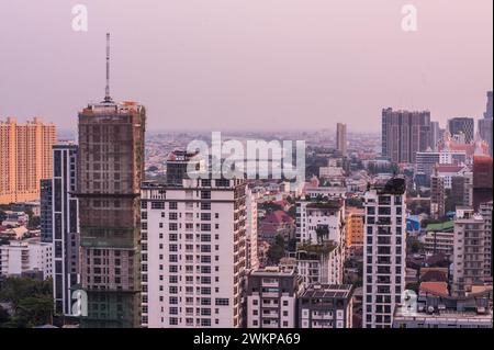 Vue aérienne de la rivière Tonle Bassac et du pont de Monivong par une journée brumeuse et polluée pendant la saison sèche, Phnom Penh, Cambodge. Crédit : Kraig Lieb Banque D'Images