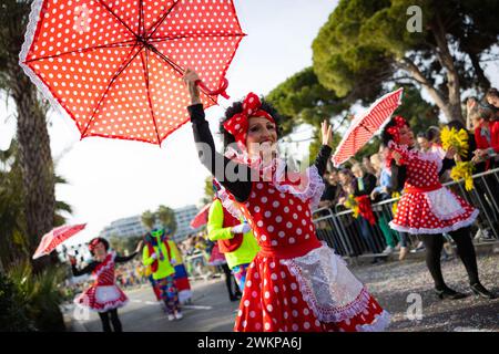 Nice, France. 21 février 2024. King of Pop premier défilé floral a lieu le 21 février 2024 à Nice, dans le sud de la France. Le Carnaval de Nice, premier carnaval international de France, est l'événement hivernal le plus important de la Côte d'Azur. Deux semaines de festivités donnent vie à la ville de Nice, les « défilés du Carnaval » (« Corsi ») jour et nuit, et les élégantes « défilés des fleurs » sont au programme. Photo Shootpix/ABACAPRESS.COM crédit : Abaca Press/Alamy Live News Banque D'Images