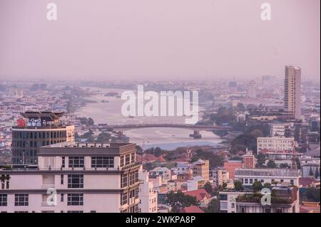 Vue aérienne de la rivière Tonle Bassac et du pont de Monivong par une journée brumeuse et polluée pendant la saison sèche, Phnom Penh, Cambodge. Crédit : Kraig Lieb Banque D'Images