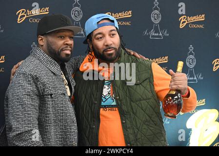 Paramus, États-Unis. 21 février 2024. Curtis ''50 cent'' Jackson (à gauche) assiste à un événement de signature de bouteilles mettant en vedette son Cognac Branson et son champagne chemin du Roi au Stew Leonard's à Paramus, New Jersey, le 21 février 2024. Les fans font la queue à l'extérieur du magasin pour que leurs bouteilles soient signées par l'animateur. (Photo de Kyle Mazza/NurPhoto) crédit : NurPhoto SRL/Alamy Live News Banque D'Images