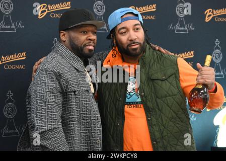 Paramus, États-Unis. 21 février 2024. Curtis ''50 cent'' Jackson (à gauche) assiste à un événement de signature de bouteilles mettant en vedette son Cognac Branson et son champagne chemin du Roi au Stew Leonard's à Paramus, New Jersey, le 21 février 2024. Les fans font la queue à l'extérieur du magasin pour que leurs bouteilles soient signées par l'animateur. (Photo de Kyle Mazza/NurPhoto) crédit : NurPhoto SRL/Alamy Live News Banque D'Images