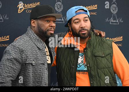 Paramus, États-Unis. 21 février 2024. Curtis ''50 cent'' Jackson (à gauche) assiste à un événement de signature de bouteilles mettant en vedette son Cognac Branson et son champagne chemin du Roi au Stew Leonard's à Paramus, New Jersey, le 21 février 2024. Les fans font la queue à l'extérieur du magasin pour que leurs bouteilles soient signées par l'animateur. (Photo de Kyle Mazza/NurPhoto) crédit : NurPhoto SRL/Alamy Live News Banque D'Images