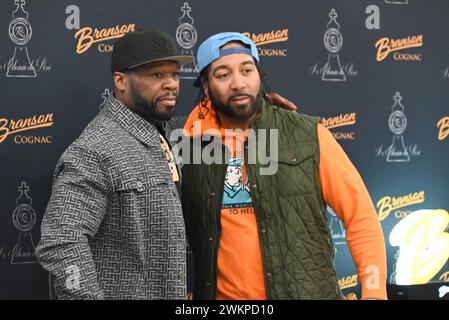 Paramus, États-Unis. 21 février 2024. Curtis ''50 cent'' Jackson (à gauche) assiste à un événement de signature de bouteilles mettant en vedette son Cognac Branson et son champagne chemin du Roi au Stew Leonard's à Paramus, New Jersey, le 21 février 2024. Les fans font la queue à l'extérieur du magasin pour que leurs bouteilles soient signées par l'animateur. (Photo de Kyle Mazza/NurPhoto) crédit : NurPhoto SRL/Alamy Live News Banque D'Images