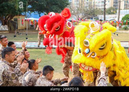 Beihai, Chine. 22 février 2024. Des policiers armés et des soldats regardent un spectacle de danse du lion à Beihai, en Chine, le 21 février 2024. (Photo de Costfoto/NurPhoto) crédit : NurPhoto SRL/Alamy Live News Banque D'Images