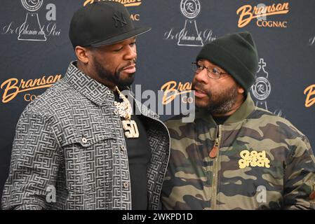 Paramus, États-Unis. 21 février 2024. Curtis ''50 cent'' Jackson (à gauche) assiste à un événement de signature de bouteilles mettant en vedette son Cognac Branson et son champagne chemin du Roi au Stew Leonard's à Paramus, New Jersey, le 21 février 2024. Les fans font la queue à l'extérieur du magasin pour que leurs bouteilles soient signées par l'animateur. (Photo de Kyle Mazza/NurPhoto) crédit : NurPhoto SRL/Alamy Live News Banque D'Images