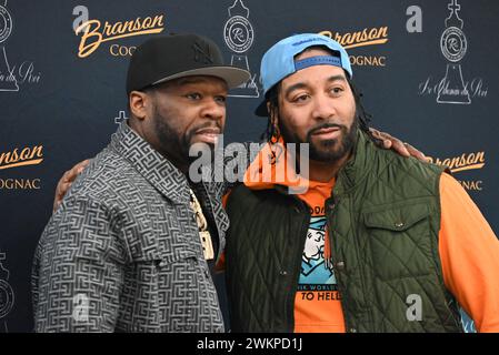 Paramus, États-Unis. 21 février 2024. Curtis ''50 cent'' Jackson (à gauche) assiste à un événement de signature de bouteilles mettant en vedette son Cognac Branson et son champagne chemin du Roi au Stew Leonard's à Paramus, New Jersey, le 21 février 2024. Les fans font la queue à l'extérieur du magasin pour que leurs bouteilles soient signées par l'animateur. (Photo de Kyle Mazza/NurPhoto) crédit : NurPhoto SRL/Alamy Live News Banque D'Images