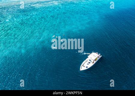 Récif bleu Azur de rêve aux Maldives. Nature paysage aérien récréatif bateau de plongée avec tuba blanc au-dessus du majestueux lagon tropical. Belle mer lumineuse Banque D'Images