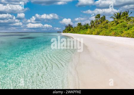 Détendez-vous la nature de l'île, le ciel de sable de mer. Scène de plage tranquille. Fond de paysage de plage tropicale exotique ou papier peint. Surf des vacances d'été Banque D'Images