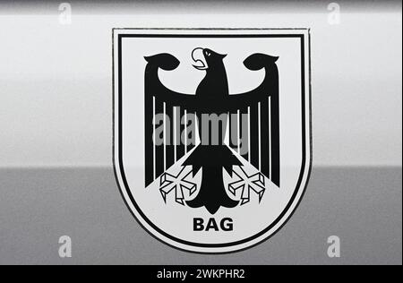 SYMBOL - 19 février 2024, Saxe-Anhalt, Könnern : un véhicule de l'Office fédéral du transport de marchandises (BAG) est stationné au parking de camions de Plötzetal sur l'A14. Les contrôles sont souvent effectués conjointement par la police et l'Office fédéral. Photo : Hendrik Schmidt/dpa Banque D'Images