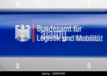 SYMBOL - 19 février 2024, Saxe-Anhalt, Könnern : un véhicule de l'Office fédéral de la logistique et de la mobilité (BAUME) est stationné sur l'A14 au parking de camions de Plötzetal. Les contrôles sont souvent effectués conjointement par la police et l'Office fédéral. Photo : Hendrik Schmidt/dpa Banque D'Images