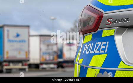 SYMBOL - 19 février 2024, Saxe-Anhalt, Könnern : police debout dans un parking pour camions sur l'A14. Photo : Hendrik Schmidt/dpa Banque D'Images