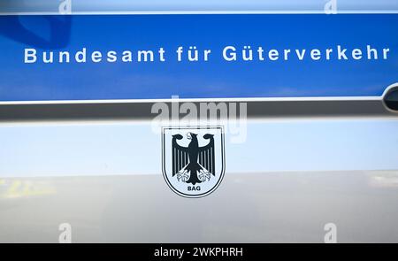 SYMBOL - 19 février 2024, Saxe-Anhalt, Könnern : un véhicule de l'Office fédéral du transport de marchandises (BAG) est stationné au parking de camions de Plötzetal sur l'A14. Les contrôles sont souvent effectués conjointement par la police et l'Office fédéral. Photo : Hendrik Schmidt/dpa Banque D'Images