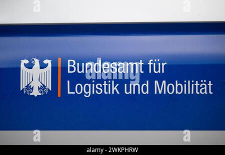 SYMBOL - 19 février 2024, Saxe-Anhalt, Könnern : un véhicule de l'Office fédéral de la logistique et de la mobilité (BAUME) est stationné sur l'A14 au parking de camions de Plötzetal. Les contrôles sont souvent effectués conjointement par la police et l'Office fédéral. Photo : Hendrik Schmidt/dpa Banque D'Images