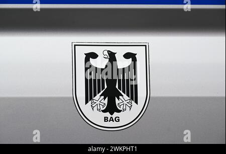 SYMBOL - 19 février 2024, Saxe-Anhalt, Könnern : un véhicule de l'Office fédéral du transport de marchandises (BAG) est stationné au parking de camions de Plötzetal sur l'A14. Les contrôles sont souvent effectués conjointement par la police et l'Office fédéral. Photo : Hendrik Schmidt/dpa Banque D'Images