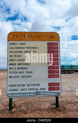 Panneau indiquant les fermetures de routes dans l'Outback australien, Innamincka, Queensland, Queensland, Queensland, Australie Banque D'Images