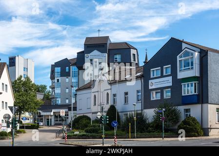 Essen, Allemagne - 21 août 2022 : vue sur la rue de l'Essen-Werden avec tous Josef Hospital Essen-Werden à Essen-Werden, Rhénanie du Nord-Westphalie, allemand Banque D'Images