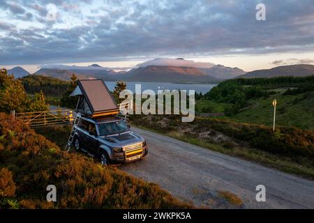 Un Landrover Defender 110 avec une tente de toit en Écosse Banque D'Images