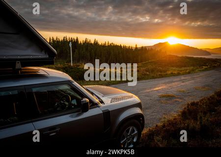 Un Landrover Defender 110 avec une tente de toit en Écosse Banque D'Images