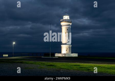 Lumières nocturnes sur le phare de Kiama, au sud de Sydney. Banque D'Images