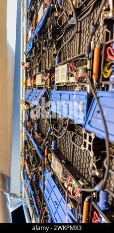 arrière du panneau de commande électronique d'un mur vidéo, avec la carte mère , les connexions et le capot rigide Banque D'Images