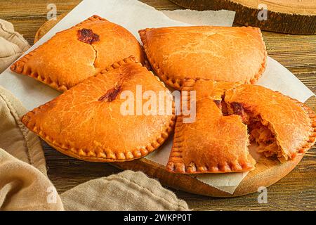 Les quatre tartes fraîchement cuites sur papier parchemin dans un plat de service. Banque D'Images