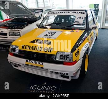 Vue de trois quarts de face d'une Renault 5 GT Turbo coupé Historic Touring car de 1986, vendue dans l'emblématique vente aux enchères, au Silverstone Festival 2023 Banque D'Images