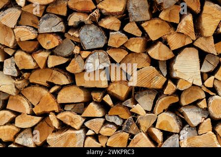 Un tas de bois soigneusement empilé, prêt à être utilisé pour la chaleur Banque D'Images