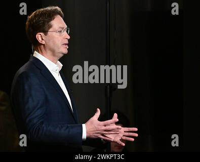 Stuttgart, Allemagne. 22 février 2024. Ola Källenius, président du conseil d'administration de Mercedes-Benz Group AG, parle de l'exercice écoulé et donne un aperçu lors de la conférence de presse annuelle. Crédit : Bernd Weißbrod/dpa/Alamy Live News Banque D'Images