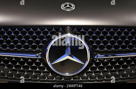 Stuttgart, Allemagne. 22 février 2024. Un logo du constructeur automobile Mercedes-Benz est apposé à l'avant d'une Mercedes-Benz CLE coupé. Crédit : Bernd Weißbrod/dpa/Alamy Live News Banque D'Images