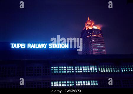 Gare centrale avec gratte-ciel à Taipei, Taiwan Banque D'Images