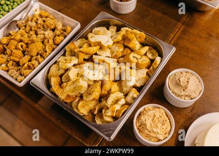 Gros plan sur les collations variées servies dans des assiettes pour un banquet Banque D'Images