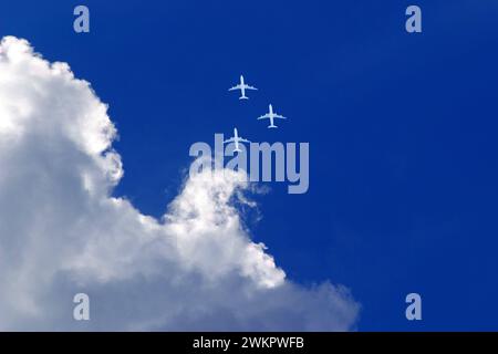 Trois avions de passagers blancs dans le ciel bleu Banque D'Images