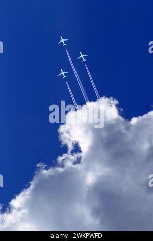 Trois avions de passagers blancs dans le ciel bleu Banque D'Images